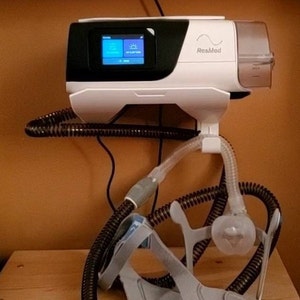 ResMed AirSense 11 CPAP Scaffale personalizzato Il più venduto L'originale Installazione semplice Tiene al sicuro a casa, nel tuo camper o sulla tua barca immagine 5