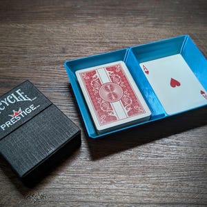 Speelkaartenvak voor games zoals UNO, 31, Rummy, Racko en MEER! Niet meer naar de kaarten grijpen! Geweldig voor in de auto, boot of camping!