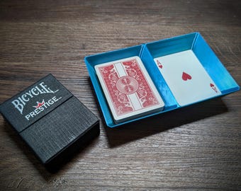 Spielkartenhalter für Spiele wie UNO, 31, Rummy, Racko und MEHR! Kein Greifen mehr nach den Karten! Ideal für das Auto, Boot oder Camping!