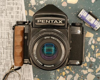 Pentax67 grip / ペンタックス67 PENTAX 6X7 67 II Natural Wood Hand Grip W/ Flash Hot Shoe