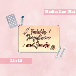 Puede incluir: Una alfombra de medicamentos amarilla y naranja con el texto "Fueled by Progesterone and Snacks" y una jeringa, papas fritas y un blíster de pastillas. La alfombra mide 30,5x45,7 cm.