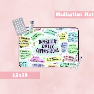 Puede incluir: Una estera blanca de 30,5 x 45,7 cm con afirmaciones escritas a mano de colores para la infertilidad. El texto incluye "Infertility Daily Affirmations" y frases como "Soy amado y apoyado", "Merezco amor y felicidad", y "Estoy listo para concebir". La estera también presenta imágenes de una piña, un corazón y una jeringa.
