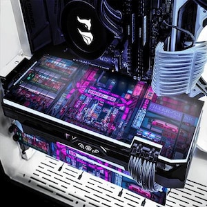Könnte beinhalten: Ein individuell gebautes Computergehäuse mit einer transparenten Seitenwand, die ein Neon-Stadtbild zeigt. Das Gehäuse ist schwarz mit weißem Innenraum und verfügt über einen benutzerdefinierten Wasserkühlkreislauf mit geflochtenen Schläuchen.