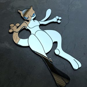 Mewror Mirror™ – Miroir mural en acrylique de 22 po. | Créature mignonne | Décoration de chambre de joueur | Miroir découpé au laser | Décoration murale kawaii