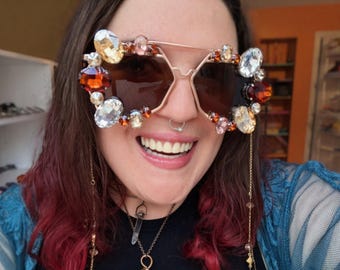 SEPIA - Lunettes de soleil aviateur de couleur neutre avec chaîne de lunettes extra longue - Aviateurs géométriques surdimensionnés - Lunettes de soleil avec cristaux à facettes