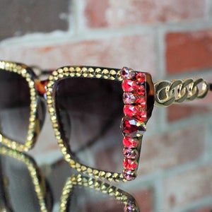 MOODY - Gafas de sol cuadradas de gran tamaño con diamantes de imitación dorados y gemas de cristal rojo - Gafas de sol llamativas en rojo y dorado con lentes oscuras