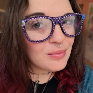 Op de afbeelding: Een rustiek houten bord met de tekst "Welcome to our home" in witte letters. Het bord heeft een verweerde afwerking en een eenvoudig, uitnodigend ontwerp, perfect voor een veranda of entree.