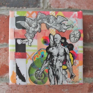 Puede incluir: Un collage de recortes de papel de colores, que incluye un dibujo anatómico en blanco y negro de un torso humano, dos ángeles sosteniendo una corona y una rueda. El collage está sobre un fondo rosa con la palabra "MEGASTAR" en la esquina inferior derecha.