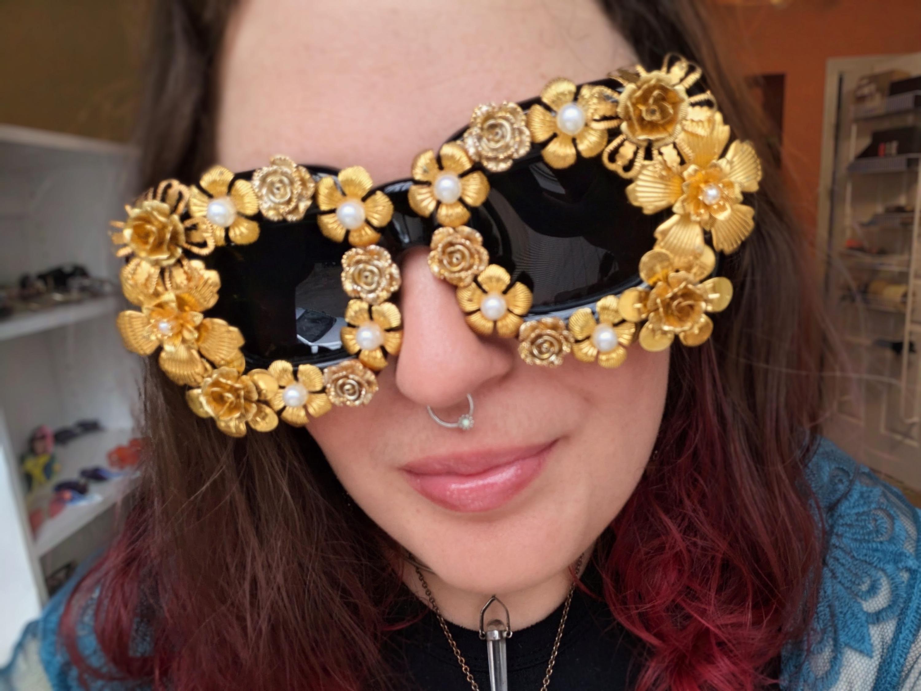 GOLDEN GLOW - Oversized Puffy Square Sunglasses W Big Bold  display picture 3