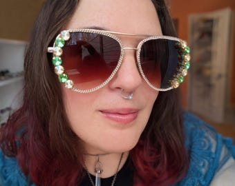 Lunettes de soleil aviateur fantaisie vertes et beiges pour adultes - Aviateurs avec pierres vertes et champagne et chaînes en or pour adultes - Lunettes de soleil décorées