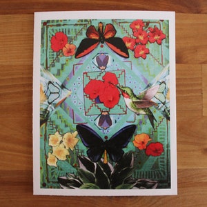 Dolce estate n. 104 - Biglietto di auguri singolo con farfalla e colibrì astratti psichedelici - Biglietti di auguri colorati per ogni occasione