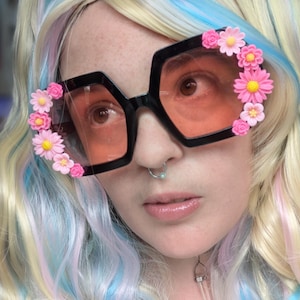 Oversized Pink Daisy Sunglasses: Eclectic Floral Eyewear