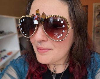 Lunettes du troisième œil - Oeil de tigre et champignon - Lunettes de soleil aviateur avec strass de couleur neutre - Aviateurs surdimensionnés - Lunettes de soleil en cristal