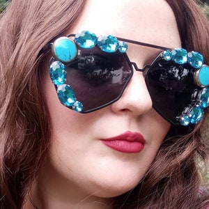 NEGRO Y AZUL - Gafas de sol estilo aviador con diseño geométrico y moderno, con gemas de cristal y turquesa y lentes oscuras - Gafas de sol para festivales decoradas con gemas de cristal