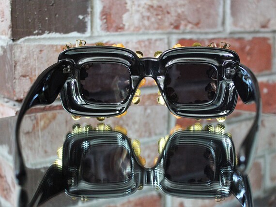 GOLDEN GLOW - Oversized Puffy Square Sunglasses W Big Bold  display picture 1