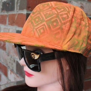 Heller Neon Orange Gelb Hut mit Psychedelischen Schablonen Flacher Rand ausgestatteter Baseballmütze Größe 7 1/4 (58 cm) - Trippy Fest Hat - Einzelstück