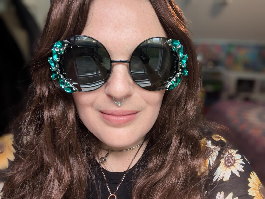 THRIVE - Oversized Black Circle Sunglasses With Emerald  display picture 3