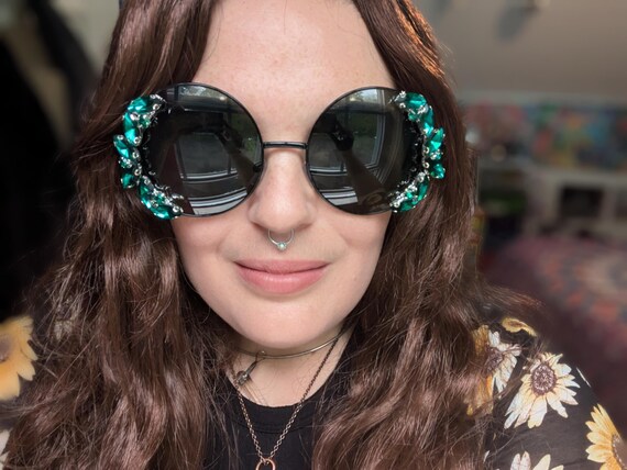 THRIVE - Oversized Black Circle Sunglasses With Emerald  display picture 3