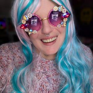 PIXIE - Fancy Flower Rhinestone-Kreis-Sonnenbrille für Erwachsene - runde Sonnenbrille mit lila bis rosa verblassender Linse - bunte Kristall-Edelstein-Sonnenbrille
