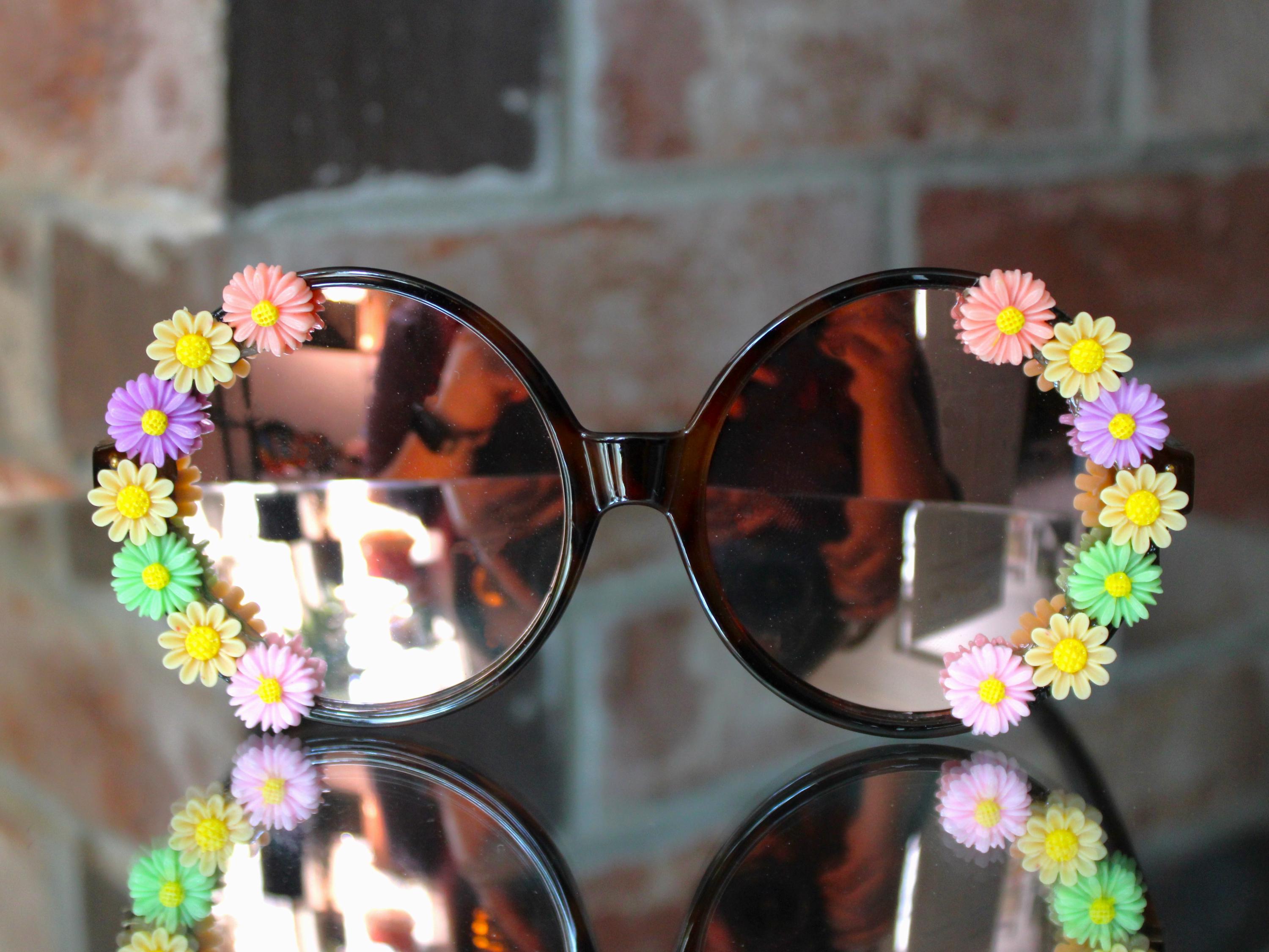 Daisy Flower Sunglasses: Pink, Yellow & Green Resin Daisies  display picture 2