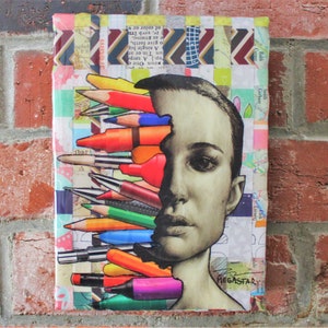 Puede incluir: Una obra de arte de collage que presenta el rostro de una mujer con lápices y marcadores coloridos que cubren la mitad de su rostro. El fondo es un mosaico de papel y tela de colores.