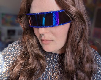 ANNO 3000 - Occhiali da sole futuristici con visiera e cristalli di vetro blu - Occhiali decorati in modo esclusivo con lenti a specchio blu
