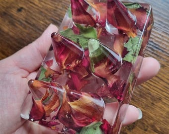 Handmade resin ring holder with real rose petals • Jewelry stand for 6 rings • Romantic gift • Decorative organizer • Unique