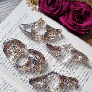 Book page holder with dried flowers | made of resin | handmade and unique