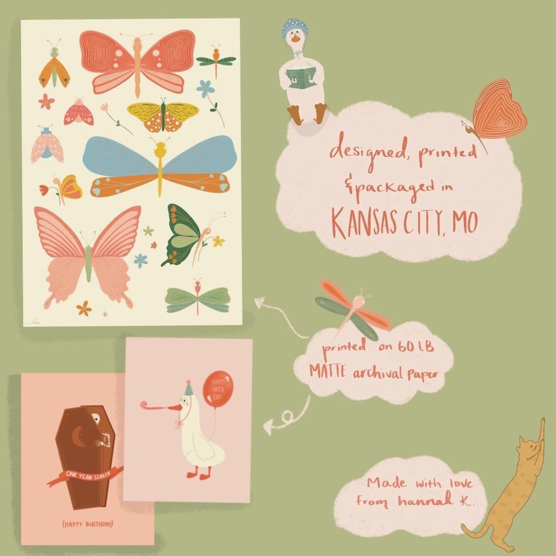 Pu&ograve; includere: Un set di quattro biglietti d'auguri illustrati con un'oca, una bara, farfalle e una libellula. I biglietti sono stampati su carta d'archivio opaca da 60 lb e progettati, stampati e confezionati a Kansas City, Missouri. I biglietti sono realizzati con amore da Hannah K.
