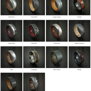 Puede incluir: Una colecci&oacute;n de 14 anillos diferentes de madera y metal. Cada anillo presenta una combinaci&oacute;n &uacute;nica de madera y metal, con una variedad de vetas de madera y acabados met&aacute;licos. Los anillos se muestran sobre un fondo de madera oscura.