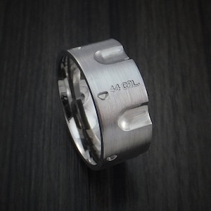 Bague revolver en titane calibre .44 bande sur mesure