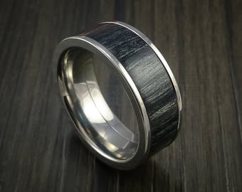 Anillo de titanio con incrustaciones de madera de carbón, alianza de boda personalizada