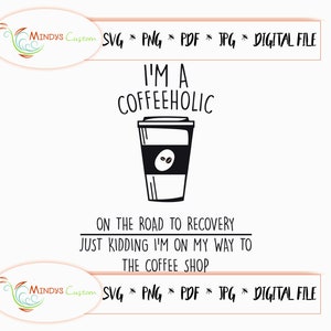 Może przedstawiać: Czarno-biały plik cyfrowy z napisem "I'M A COFFEEHOLIC" nad ilustracją kubka do kawy. Poniżej kubka znajduje się napis "ON THE ROAD TO RECOVERY JUST KIDDING I'M ON MY WAY TO THE COFFEE SHOP."