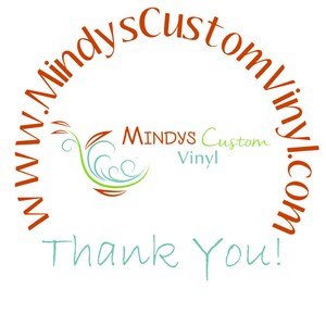 Może przedstawiać: Białe tło z tekstem "Mindy's Custom Vinyl" w p&oacute;łkolu, z adresem strony internetowej. Ozdobny wz&oacute;r wirowy znajduje się na środku. Słowa "Thank You!" są napisane czcionką skryptową.