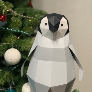 Kaiserpinguinbaby - Machen Sie Ihr eigenes Low-Poly Papierskulptur, Papiermodell Vogel, digitaler Download, PDF-Vorlage