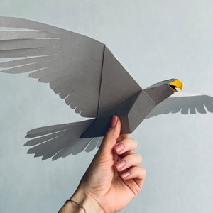 Falke - Machen Sie Ihren eigenen Low Poly Vogel auf der Fliege, Geometrischer Vogel, Papierskulptur, Papiermodell Vogel, 3D Falke