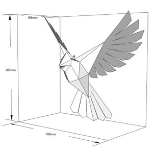 Pu&ograve; includere: Un uccello di origami bianco e grigio con le ali spiegate. L'uccello &egrave; largo 108 mm, alto 187 mm e lungo 190 mm.