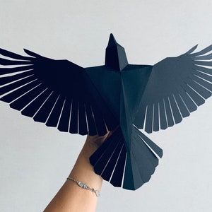 Corvo - Crea il tuo uccello low poly in volo, uccello geometrico, scultura di carta, uccello di carta, corvo 3D