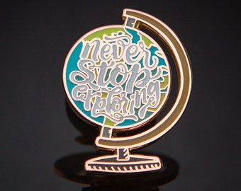 Never Stop Exploring Pin - Pin de esmalte de viaje - Pin de esmalte de aventura - Pin de esmalte de globo - Broche de viaje