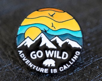 Esmalte 'Go Wild' 'Adventure is Calling' Mountain Sunset Pin/insignia (al aire libre/senderismo/naturaleza)