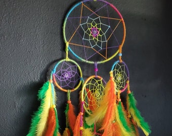 Attrape-rêves arc-en-ciel : décoration murale bohème faite main avec plumes