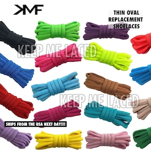 Puede incluir: Surtido de cordones ovalados finos en varios colores, incluyendo negro, verde, rosa, azul, marrón, rojo, amarillo, morado y blanco. Los cordones están dispuestos en un círculo sobre un fondo blanco. El texto "KEEP ME LACED" es visible en la imagen.  THIN OVAL REPLACEMENT SHOELACES