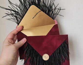 Sobres de terciopelo burdeos con plumas de avestruz negras y sello de cera – Papelería elegante para invitaciones, decoración personalizada para fiestas