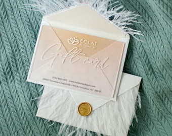Tarjetas de regalo de terciopelo blanco, logotipos de negocios de belleza, impresión en lámina dorada, sobres con plumas, servicio al cliente, pestañas, extensiones de cabello, uñas, estudio de cosmetología.
