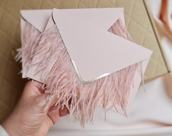 Sobres con plumas (juego de 5) con esquinas doradas, ideales para eventos románticos, regalos para damas de honor o detalles para bodas.