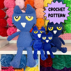 Puede incluir: Patrón de crochet para cuatro juguetes amigurumi de gato azul. El gato más grande está sentado con las patas extendidas. Los otros tres gatos son más pequeños y están sentados erguidos. Los gatos tienen ojos amarillos y narices blancas. El patrón está disponible para descargar.