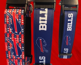 以下が含まれることがあります： 青と赤の Buffalo Bills ロゴが付いた犬用首輪が3つ。首輪はナイロン製で、黒いバックルが付いています。