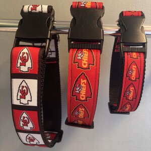 Puede incluir: Tres collares de perro rojos, blancos y amarillos con hebillas negras. Los collares presentan el logotipo de los Kansas City Chiefs y las palabras "KC Chiefs".