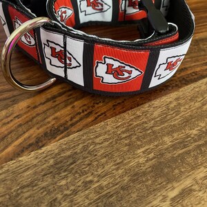 Puede incluir: Un collar de perro blanco y negro con un patr&oacute;n de logotipo de Kansas City Chiefs rojo, blanco y negro.