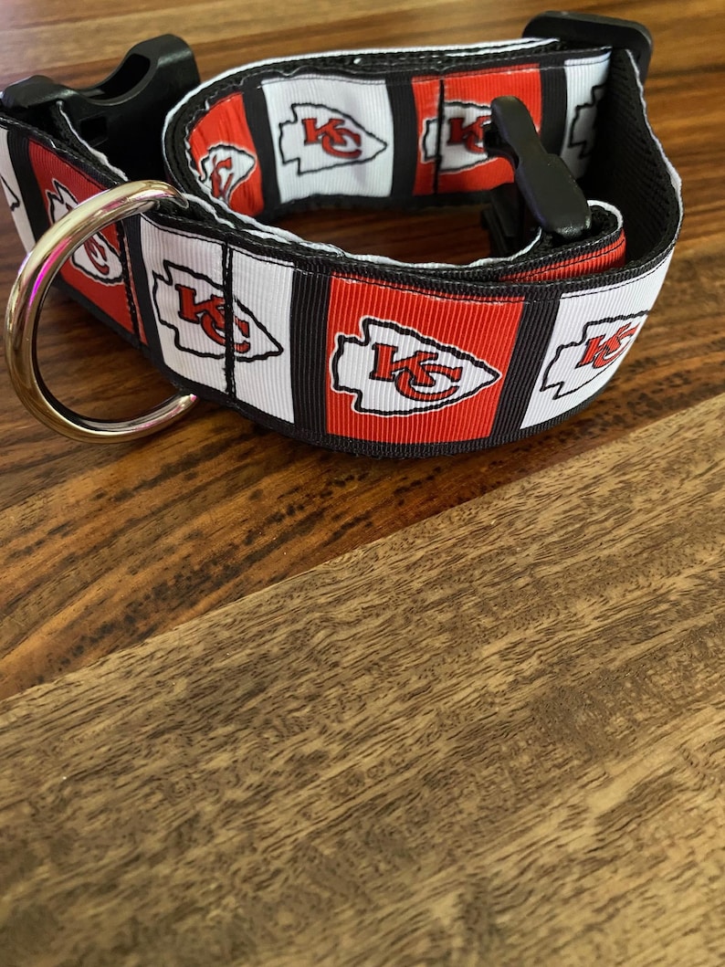 Puede incluir: Un collar de perro blanco y negro con un patr&oacute;n de logotipo de Kansas City Chiefs rojo, blanco y negro.